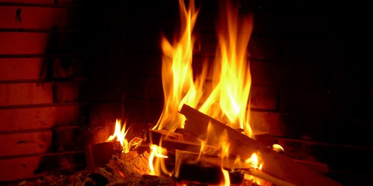 Έχεις τζάκι; Διάβασε τι πρέπει να προσέχεις για να μην εκραγεί η καμινάδα